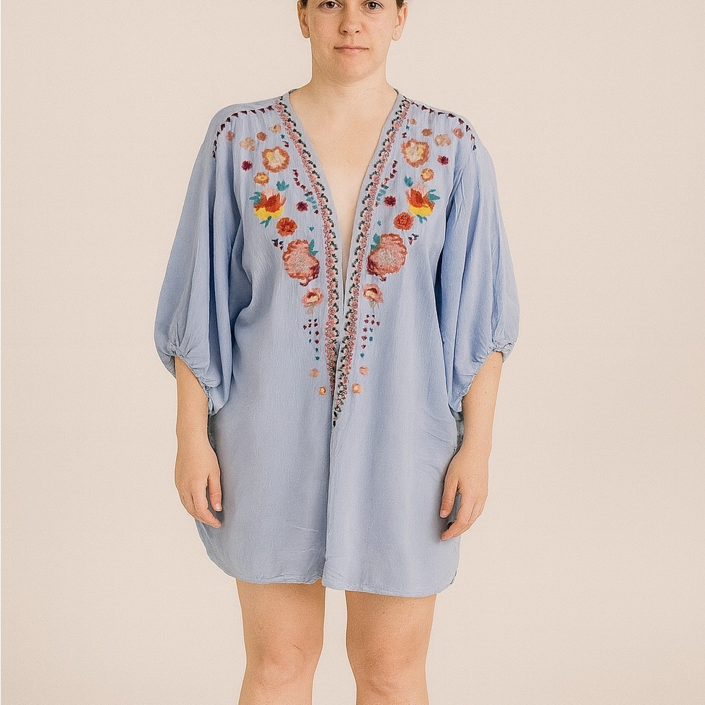 Francesca's Size Small Floral Embroidered Bohemian Style Kimono Top